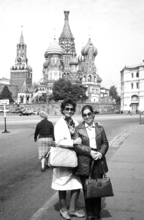 Praça Vermelha - Moscou - O ano é 1978. Tempos difíceis da guerra fria. Um grupo de casais votuporanguenses tomaram como destino a União Soviética. Era uma aventura entrar na Rússia naqueles tempos. Existia uma espécie de “espionagem” sobre os turistas e a liberdade de “ir e vir” era monitorada. Alba Marão (esposa do saudoso José Marão Filho) e Wanda Ferreira Figueira da Costa (esposa do dr. Joaquim Figueira da Costa) guardam como lembrança esta memorável foto colhida na sonhada Praça Vermelha, no centro de Moscou. A foto pertence ao albúm da família Figueira da Costa.
