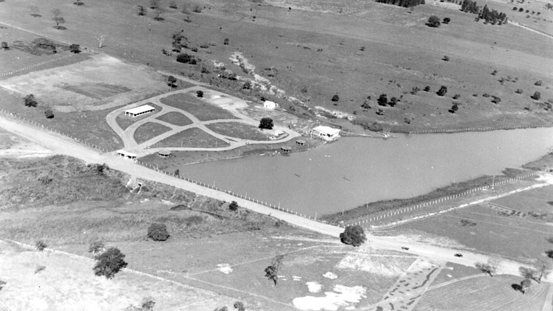 O traçado do Assary - Veja uma foto espetacular de 1965. Em primeiro plano a grande represa e o traçado do novo clube da cidade, o Assary Clube de Campo, então, um empreendimento arrojado dos investidores dr. Horácio Correia de Moraes, o advogado Osvaldo Alvares de Campos e dr. Abílio Calille. No detalhe, o bar do Assary, as margens da represa, ponto de grande movimento nos finais de semana. E, ainda, sem asfalto e iluminação a Avenida Alvorada (hoje avenida João Gonçalves Leite). A foto é do acervo do ex prefeito Dalvo Guedes.