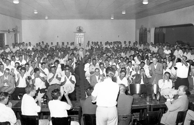 Lançamento de candidatura - Data: 4 de maio de 1963. O auditório da Associação Comercial, (no antigo prédio da Pernambuco com a Mato Grosso), estava lotado. Era o lançamento da candidatura do gerente do Banco Bandeirantes, Dalvo Guedes, à prefeito de Votuporanga. O candidato discursa e é aplaudido pela assembléia. De costas, podem ser identificados, da direita para a esquerda, o advogado Ultimatum Fava, o então prefeito Ernani de Matos Nabuco, Gabriel Jabur, o advogado Octávio Viscardi, João Doimo, entre outros. Na platéia, Luiz Saltini, Odácio Miguel, Capitão Almeida e outras personalidades da época. A foto é do acervo de Dalvo Guedes. 
