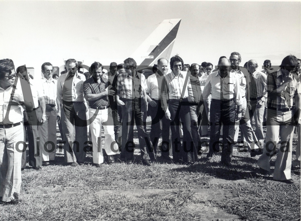 Autoridades da cidade e região foram ao Aeroporto “Domingos Pignatari” para recepcionar o então secretário de Obras do Estado de São Paulo, Francisco de Barros, na manhã de 2 de abril de 1977. Aparecem, entre outros, o jornalista Antonio Higa, do Estadão, o advogado Antonio Trombone, Adauto Lupo, vereadores Alzimiro Brantis, Octaviano Nogueira, o deputado estadual Áureo Ferreira, vereador José Nunes Pereira, o secretário Chico de Barros, o prefeito João Antonio Nucci e vereador Jair Francisco (Doca). O secretário esteve na cidade para anunciar recursos para tapar a erosão existente onde hoje é a avenida do Lanchopão.

***Confira mais desta coluna em nossa edição impressa e online para assinantes.