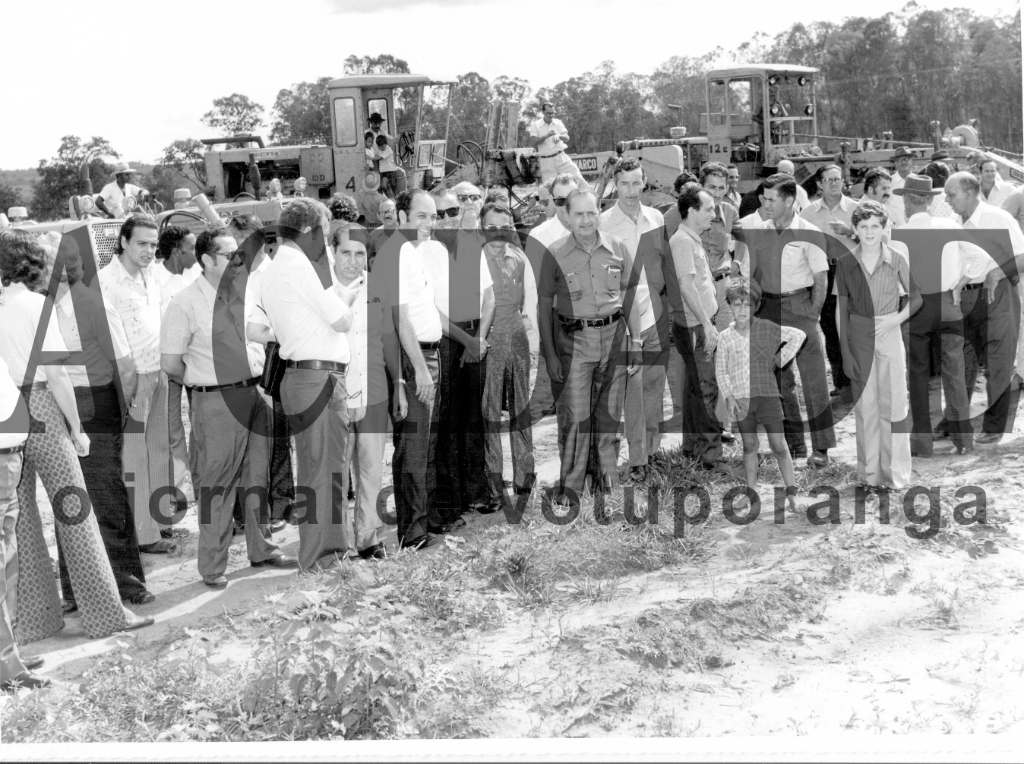 Empresários, liderados por Nasser Marão, constituíram, em 1971, um grupo de acionistas para construir o Frigorifico 4 Rios S.A. Era o maior empreendimento da época, capaz de alavancar o progresso da cidade. A motivação dos investidores era tamanha que muita gente foi no local da obra para acompanhar a ordem de largada aos maquinistas para a terraplanagem da área. Esta é a foto do momento. A partir da esquerda, na linha de frente aparecem Juvenal Lopes, Nasser Marão (sendo entrevistado pelo radialista Luiz Rivoiro), o então prefeito Luiz Garcia De Haro, conversando com Herculano Beretta, o vereador Viana Filho, Salvador Castrequini, Luiz Ferrarezi, entre outros.

***Confira mais desta coluna em nossa edição impressa e online para assinantes.