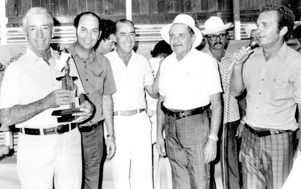 Aparecem na foto, a partir da esquerda, o pecuarista Antonio Gonçalves de Oliveira, recebendo troféu pela qualidade do seu rebanho, seguido pelo então prefeito Luiz Garcia De Haro, o presidente do Sindicato Rural Herculano Beretta, Salvador Castrequine, Olavo Tonini e o radialista Luiz Rivoiro.