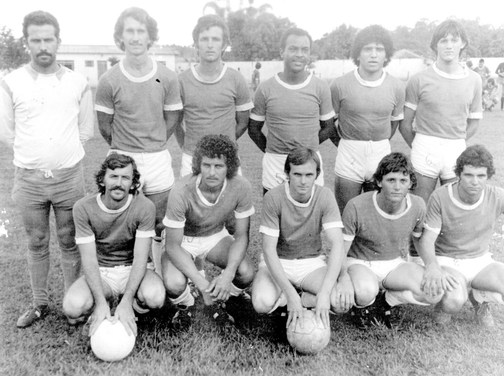 A foto é de 1981. Esta equipe foi vice-campeã amadora e a grande final foi à noite no “Plínio Marin”, numa memorável final contra o União FC de Valentim Gentil. Confira quem são os jogadores, a partir da esquerda: De pé – Antenor Parisi, Coquinho, Oclair, Sabará, Bugrão e Joãozinho. Agachados: Bolinha, Maritaca, Nei, João Silva e Deva.