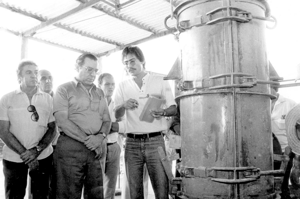 Em 1985 o prefeito de Votuporanga era Mário Pozzobon que instalou uma fábrica de tubos pré-moldados para atender as necessidades do município. A fábrica tinha suas instalações na saída para Parisi, onde funcionou também o Matadouro Municipal. Era governador de São Paulo, André Franco Montouro que foi representado no ato pelo seu secretário do Interior, Chopin Tavares de Lima. Na foto apresentando o empreendimento aparece o saudoso engenheiro Ambrósio Riva Neto, superintendente da SAEV.