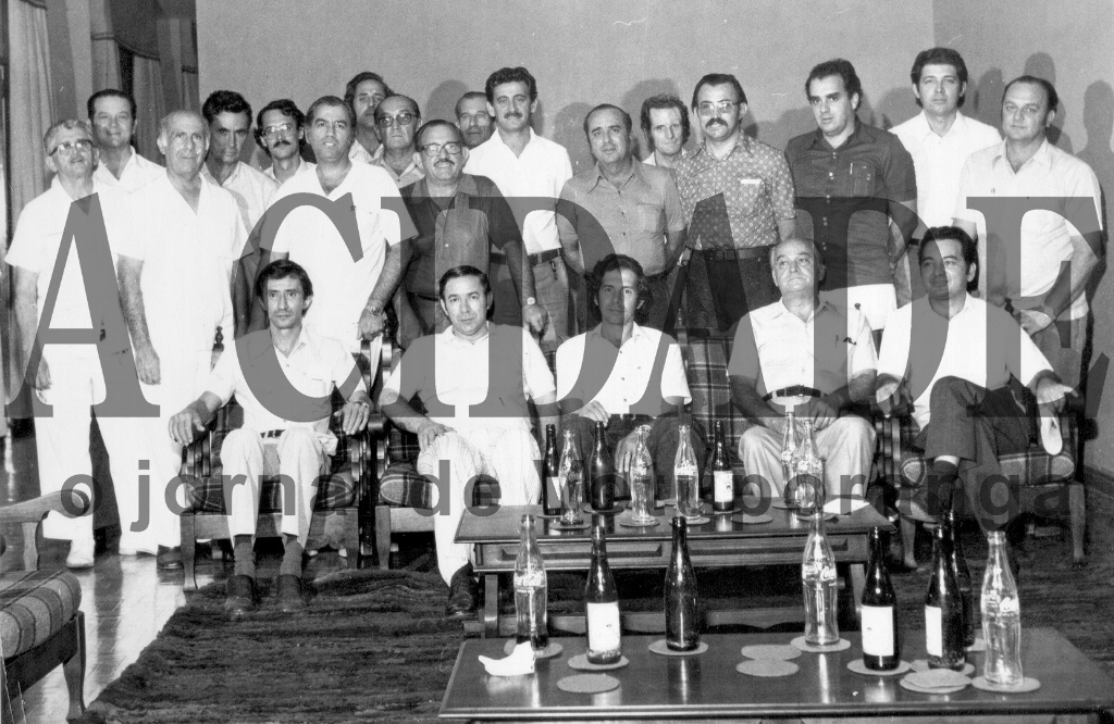 Associados do Rotary Club de Votuporanga recepcionaram em 1975, no Votuporanga Clube, o governador do Distrito, procedente de Araraquara. Identificamos alguns rotarianos: De pé - Dr. Jamilo Elias Zeitune, Dr Jardiel Sores, dr. Antonio Carvalho, Dr. José Barbosa da Silva Filho, os médicos Hermínio Sanches e Adolfo Melo, prof. Benedito Martins, João Santella, Haroldo Mazzaferro, José Ramos Stipp, Walfrido Farinazo, prof. Geraldo Alves Machado, Hallin Haddad, Nelson Ferreira da Costa e Ivo Matavelli. Sentados: Dr José Honzaná de Carvalho, o governador do Rotary, o presidente do clube naquele ano, Walter Ferreira da Costa, dr Ultimatum Fava e Manoel Anzai.

***Confira mais desta coluna em nossa edição impressa e online para assinantes.