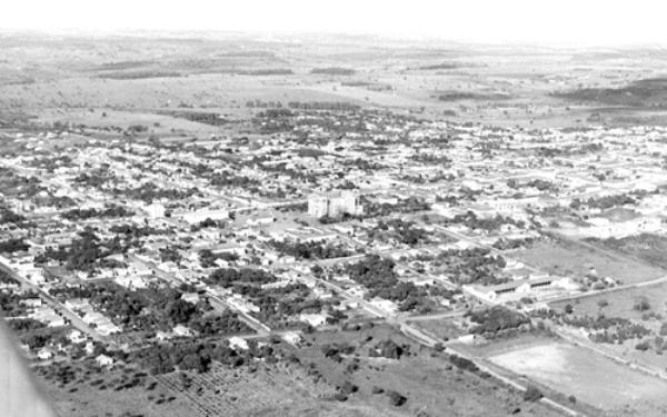 Anos 50 - Votuporanga e a sua expectativa de crescimento. Veja ao centro a Igreja Matriz em construção, ainda sem as duas torres; a cidade chegava até a rua Minas Gerais, em formação a Vila América.