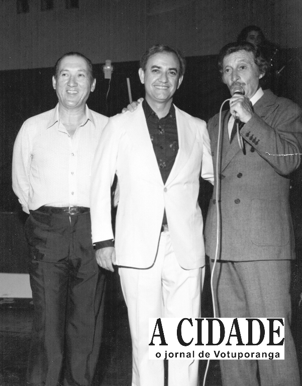 Num jantar baile do Dia das Mães nos anos 60, o Votuporanga Clube brindou os seus associados com um dos maiores ídolos da música brasileira. No palco Carlos Galhard tendo a seu lado o então presidente do clube dr Joaquim Figueira da Costa. E na esquerda, o empresário do cantor. O seu grande sucesso da época era a música “Fascinação”, a preferida do presidente.