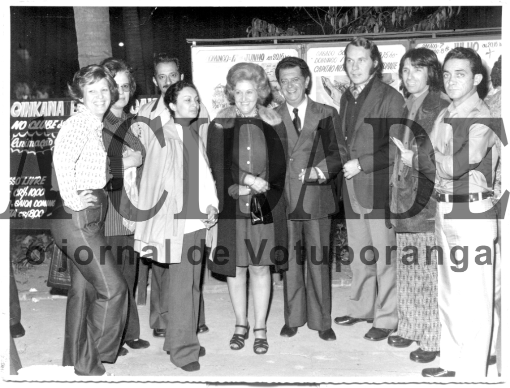 A foto é dos anos 70. Quando o saudoso empresário Áureo Ferreira instalou a concessionária Moto Rio, em Rio Preto, ele promovia constantes encontros dos seus amigos de Votuporanga em Rio Preto, e vice-versa. Esta foto registra um desses momentos com alguns votuporanguenses conhecidos como a professora Regina Lúcia Prado Aydar e seu marido, o saudoso professor
Alberto Wady Aydar, tendo a sua frente a radialista Oneide Lourenço Rivoiro (esposa do saudoso Luiz Rivoiro). Na direita, os saudosos Áureo Ferreira e Darcy Cecchine. A foto é dos nossos arquivos.

***Confira mais desta coluna em nossa edição impressa e online para assinantes.