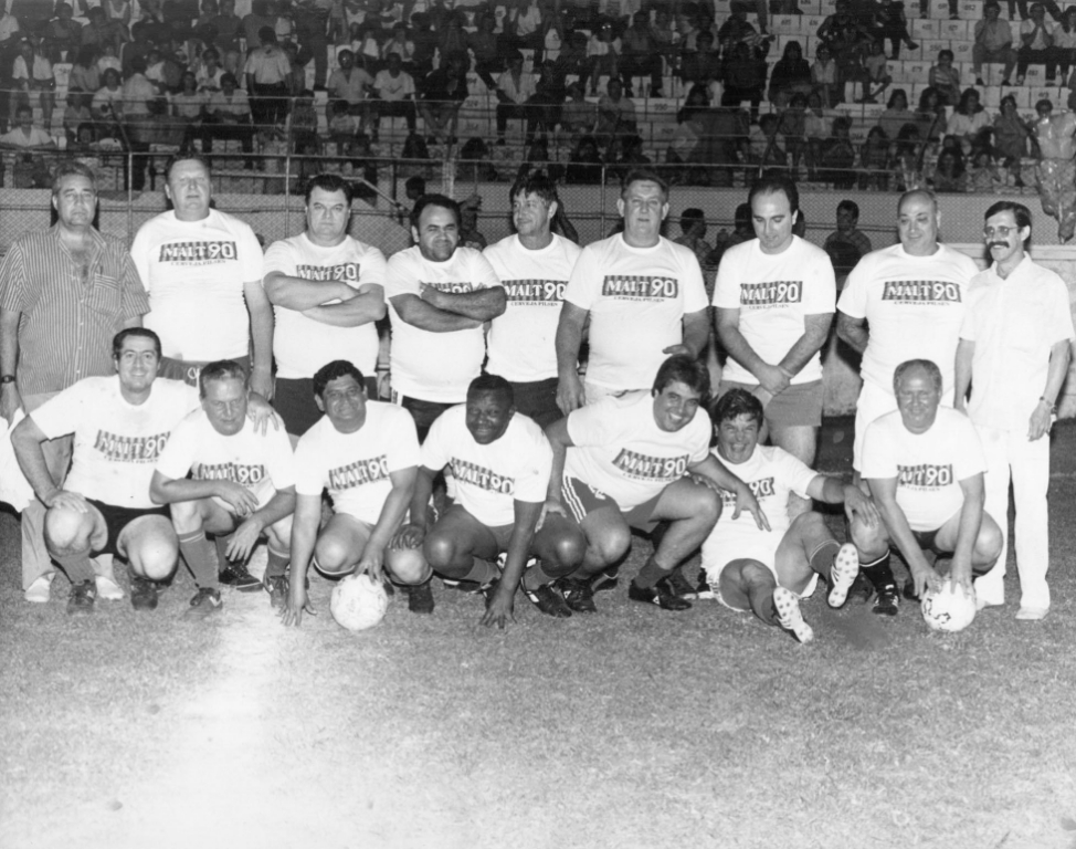 Com o antigo estádio “Plínio Marin” com um bom público, realizou-se nos anos 80 um bem humorado jogo de futebol reunindo os time dos Gordos contra os Magros, intitulado “Tonelada contra os Palitos”. Aqui temos perfilados o time dos “gordos”, o Tonelada FC. Confira a partir da esquerda: Darcy Quatrochi (treinador), Pedrão Stefanelli, dr. Hélio Martins, Dukita, Desidério, Robertão Bianchini, Ivo Matavelli, Jurani Pereira da Silva, e Nelsinho Olgado (como dirigente). Agachados: (?), Moacir Pansani, Wanderley Menegheti, Fifi, Egmar Marão e José Carlos de Mello e (?). 
