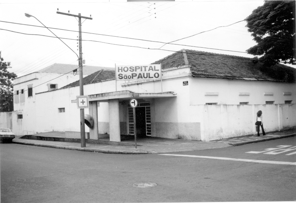 Na esquina da rua São Paulo com a Rio de Janeiro, localizava-se o Hospital São Paulo que foi demolido na década de 90 para dar lugar ao ambulatório da Unimed. O Hospital São Paulo surgiu sob a direção do médico Camilo Barbieri que mais tarde transferiu o patrimônio para os drs. Firosi Ito e Emir Rodrigues Vilela. Muitos votuporanguenses nasceram na maternidade daquele hospital. Na época Votuporanga tinha quatro hospitais, além da Santa Casa, o Hospital Santa Catarina (dr. Alberto Pesciotto e dr. Jonas Pires Correia) e Casa de Saúde e Maternidade Nossa Sra. Aparecida (dr. Jamilo Elias Zeitune).