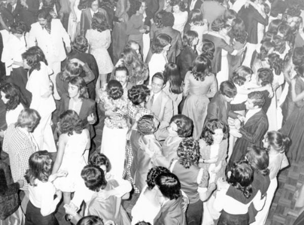 O Baile nos anos 60 - Paletó e gravata. Para as mulheres, predominava o longo. Tudo muito chique nos bailes de gala do Votuporanga Clube nos anos 60. Em primeiro plano, no meio do salão, dá para identificar o saudoso Darcy Cecchine, frequentador assíduo dos bailes daquele tempo. Ao lado dele, dançam também Rames Cury e Maria Antonia. Muitas outras personagens podem ser conhecidas nesta foto espetacular. Veja a pista de dança do clube literalmente tomada. Eram assim, os bailes tradicionais do VotuClube. Bons tempos.