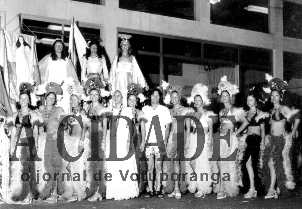 A juventude carnavalesca da cidade se apresenta no baile  do Votuporanga Clube após cumprir o roteiro do desfile na rua Amazonas. Ao centro do grupo, o então presidente do  clube, Áureo Ferreira. Entre outros figurantes do bloco carnavalesco identificamos: Rose Aydar, Sueli Ferrari Sarkis, Alba Leva e Regina Bernadete. Era o auge do carnaval popular de Votuporanga com desfile das escolas de samba e grande blocos carnavalescos.

***Confira mais desta coluna em nossa edição impressa e online para assinantes.