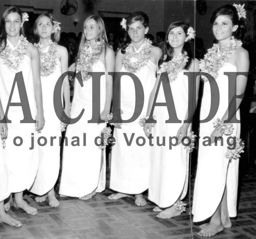Elas desfilaram em Noite Hawaiana no Votuporanga Clube no início dos anos 60. O Baile do Hawai, do Votuporanga Clube, fazia parte do calendário social do clube, no mês de setembro, até os anos 80. Sempre foi marcado por muito sucesso. Nos anos 60 havia concurso dos melhores trajes hawaianos, como mostra a foto. Da esquerda para a direita: Sueli Ferrari, Maria Helena Goldner, Marta Goldner, Carminha Valente, Vera Honório e Regina Bernardete. 

***Confira mais desta coluna em nossa edição impressa e online para assinantes.