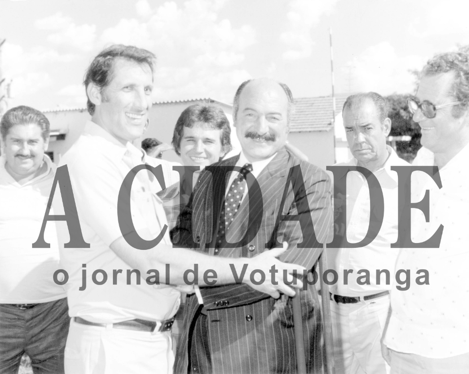 A foto é o registro da visita do então vice- governador de São Paulo Orestes Quércia a Votuporanga. O ano é 1983. Da esquerda para a direita: Mauro Gato (vereador de Américo de Campos),Quércia abraça o prefeito Mário Pozzobon, ao fundo o então prefeito de Américo de Campos Estevinho, seguido por Wilson Brasil e o professor Iris Barbieri, na época candidato a deputado estadual e que mais tarde ocupou importante cargo na secretaria Estadual da Educação.

***Confira mais desta coluna em nossa edição impressa e online para assinantes.