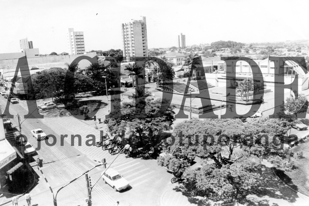 Uma vista área nos anos 90 da Concha Acústica “Prof. Geraldo Alves Machado”. O Teatro do Povo, palco de grandes apresentações de artistas famosos mudou a sua visão panorâmica. O projeto foi criado na administração do então prefeito Nasser Marão Filho que, dentro de um projeto arquitetônico moderno, garantiu a cobertura para dar mais conforto ao público. O local continua sendo um “cartão de visita” da cidade.

***Confira mais desta coluna em nossa edição impressa e online para assinantes.