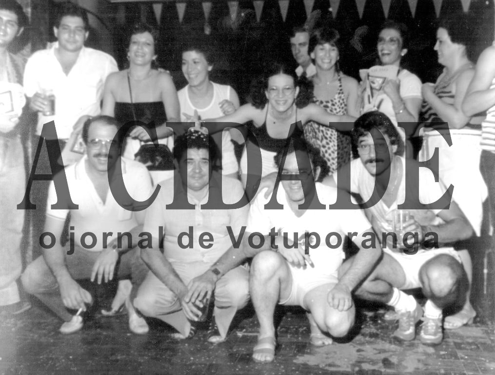 Dos anos dourados do Votuporanga Clube levantamos esse registro de um baile de Carnaval. Trata-se de um grupo de amigos que se reuniu para esta foto na folia dos anos 80. Aparecem a partir da esquerda, de pé: Pedrinho Marão, Miguel Gorga, Ana Morial, Maria de Lurdes, Marlene Morais, Carlos Castelli, Fátima Schorr e Suzete Farinha. Agachados: Durval de Brito Guerra Neto, Manoel Farinha, Vergilio Dumbra e Marcelo Schorr Martins. 

***Confira mais desta coluna em nossa edição impressa e online para assinantes.