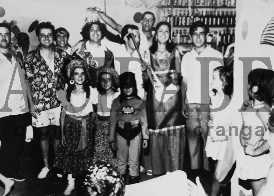 1971 – Votuporanga entrava na era do grande Carnaval de rua. Jurani Pereira da Silva havia sido escolhido a dedo para ser o Rei Momo da cidade. A Rainha eleita foi a animadíssima Izildinha do Carmo Teixeira. O presidente do VotuClube e grande articulador do Carnaval era o médico Álvaro Domingues de Oliveira. Na foto, registrada num intervalo do baile, aparecem da esquerda para a direita: Rodolfo Bianchini, o ex-rei Momo Edmar Jefferson Marão, Jaime Pereira (Borrenga), Jurani Pereira da Silva, Dr. Álvaro Domingues de Oliveira (presidente do Votuporanga Clube), Ivair Mota, Izildinha, a rainha e o jornalista João Carlos Ferreira. As crianças da esquerda para a direita, filhas e filho do saudoso professor e vereador Valdir Gonçalves de Lima.  

***Confira mais desta coluna em nossa edição impressa e online para assinantes.