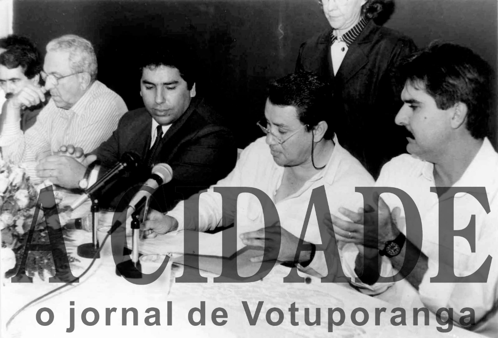 Antes da Unifev haviam as Faculdades Integradas de Votuporanga (Facle e Facica), ambas mantidas pela Fundação Educacional (FEV). Em 1990, o empresário Dorival Veronezzi era o presidente da FEV e assessorado pelo professor Vanderley Passoni criou o Projeto Universidade que foi encaminhado pelo então deputado Vadão Gomes. As autoridades da época prestigiaram a iniciativa com a presença do prefeito dr. João Antonio Nucci e o então presidente da Câmara, Jorge Seba. A UNIFEV é fruto daquele trabalho.

***Confira mais desta coluna em nossa edição impressa e online para assinantes.