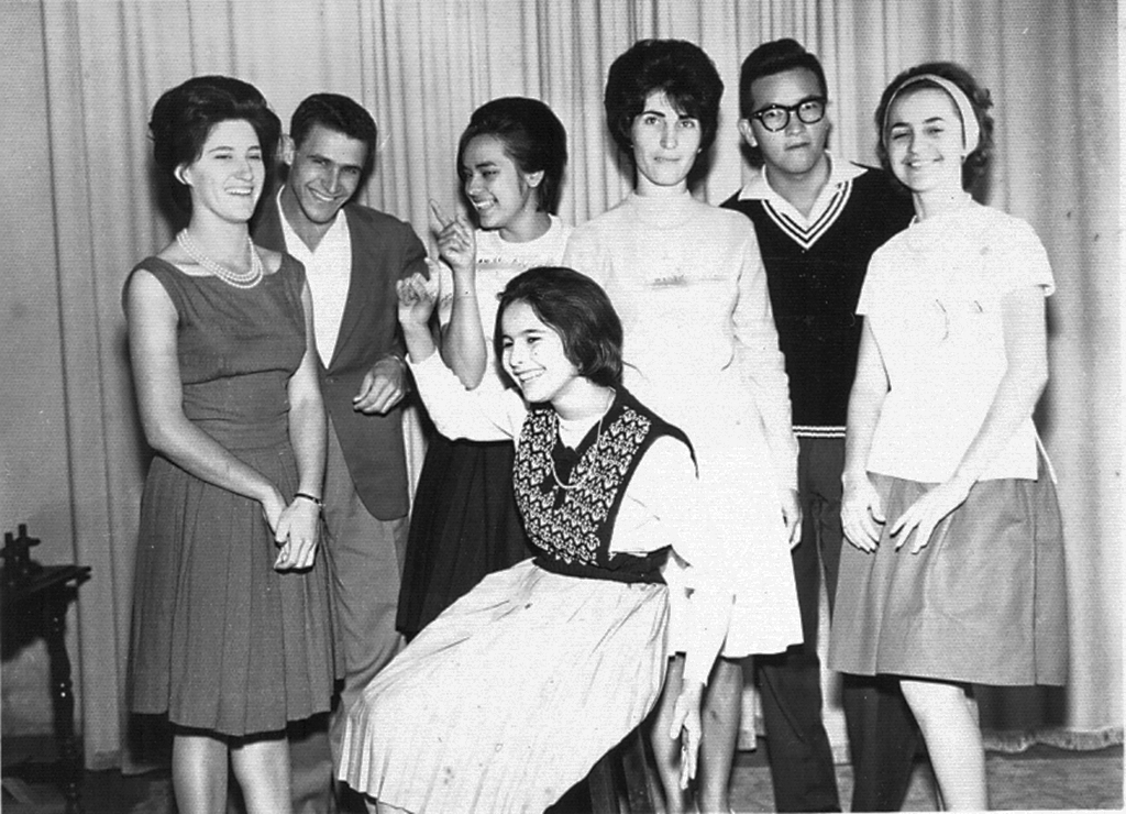 Ano 1967. Esse pessoal marcou encontro para perpetuar nesta foto um grande momento de uma calorosa amizade. O local foi o conceituado Foto Studio, que pertencia a Victor Artiolli e se localizava na rua Amazonas, onde hoje está situada a Loja ED+. Veja quem são os personagens da imagem conferindo da esquerda para a direita: Maria Elisa Sanches, Ormezindo Olgado Matheus, Silene Queiroz, Jacy Gonçalves (sentada), Deolinda Rodrigues Peres (Diola), Luiz Carlos Murasse e Benedita Victor (Ditinha)
