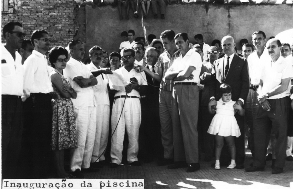 Neste ato foi inaugurada a piscina do Votuporanga Clube, ainda nos anos 60. Quem discursa é Rachid Homsi, sendo ouvido pelas personalidades da época. Entre outros o prefeito Dalvo Guedes, o  presidente do clube dr. Walter Eleutério Rodrigues e esposa Eneida, o jornalista Edward Costa, o dr. Paulo Emilio Andrade Vilhena, João Doimo, Paulinho de Oliveira, Adelino Coffers, César Beretta, o radialista é Caio Plínio.