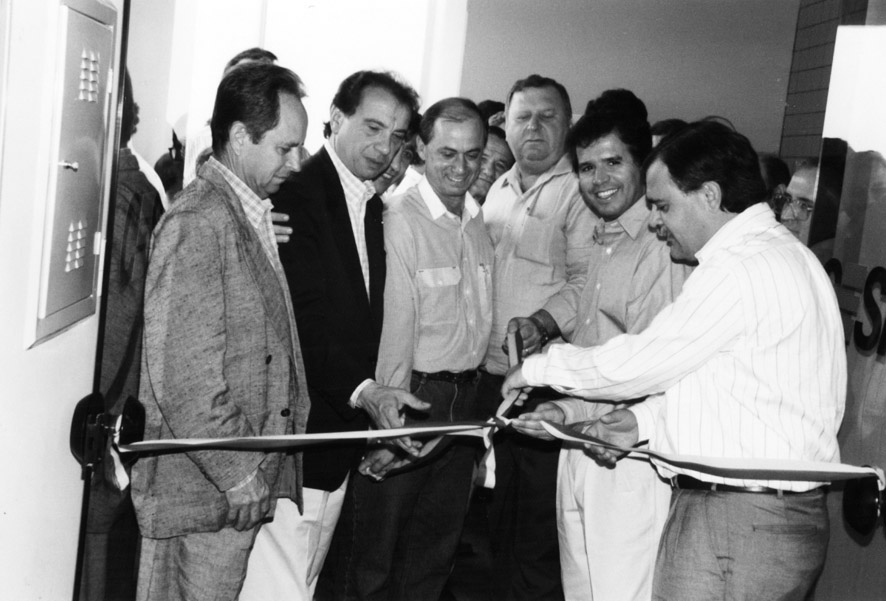 Em 1993, a regional da CESP em Votuporanga, gerenciada pelo engenheiro Marcos Garcia Laraya, entregava o seu escritório , construído na rua Bahia, em frente o Mercadão (hoje Poupatempo). Ao desatar a fita inaugural aparecem o delegado seccional de polícia José Francisco Brevigliéri, o então deputado federal Aloysio Nunes Ferreira Filho, o gerente regional Marcos Laraya,  o prefeito Pedro Stefanelli, o então deputado estadual Édinho Araújo e o presidente da CESP Antonio Carlos Bonini de Paiva.