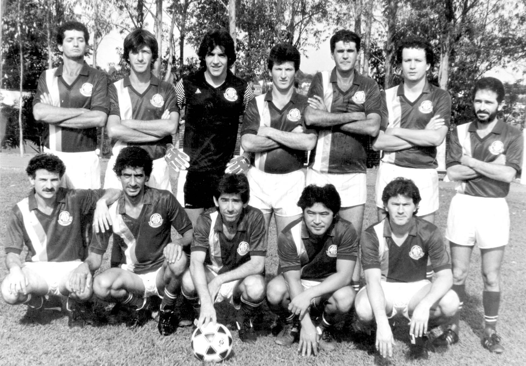 Na foto a equipe representativa da Associação Atlética Banco do Brasil (AABB) no ano de 1985. Esse time disputou do IV Campeonato de Veteranos do Assary. A partir da esquerda, de pé: Elpides Ferreira de Jesus (Elpides da Melancia), Jorge, Júlio, Edimir Caporalim, Roberto Donizete Ferraz de Souza. Agachados: Vanderley Domiciano (Batata), Mahan, Antonio Alvares Munhoz, Carlos Sumió Abê (Baiano) e José Carlos. Detalhe: no dia desta foto o jogo foi contra o Clube dos 40 e o resultado foi 1 a 1.