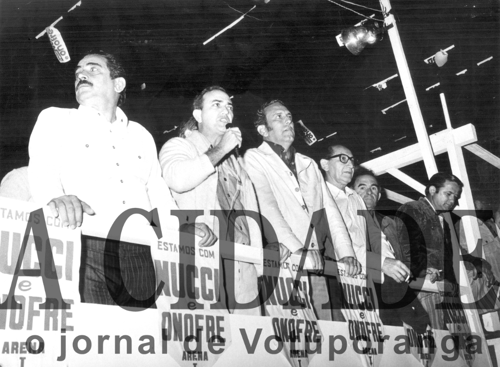 O médico Joaquim Figueira da Costa discursa em comício que elegeu o prefeito João Antonio Nucci, no seu primeiro governo de 1977 a 1981. Aparecem em destaque Onofre de Paula (eleito vice-prefeito), o prefeito Nucci, Antonio Pagliarani, Augusto Alves Pereira (Gustinho da Polícia) e Alzimiro Brantis, todos candidatos a vereador. Pagliarani e Alzimiro foram eleitos.

***Confira mais desta coluna em nossa edição impressa e online para assinantes.