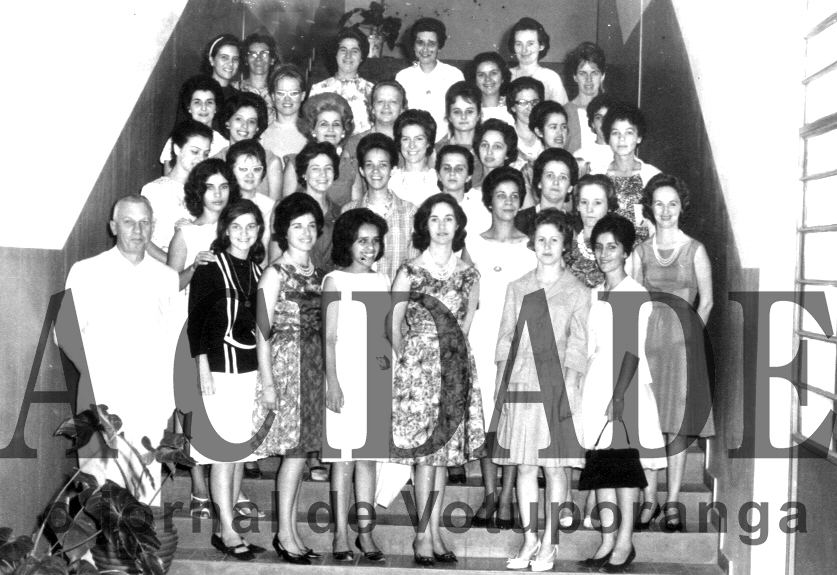 Um grupo de professores dos anos 70 fez esta foto muito provável na escadaria de acesso da escola Uzenir. Aparecem Floriano Marzochi, Azelia Pegolo, Zarites, Irene Carreteiro, Joana Sanches, Nancy Gorayb, Heloisa Mazzoni Zeitune, Enedina Maranho, Nelci Rocha, Cleonice Barbieri, Izolete Farinazzo, Lucila Miller, Maria Lygia Bertoncini Leite, Nilza Ferreira Massuia, Yvone Blundi, Catarina De Haro, Regina Carvalho, Jane Soares, Lourdes Mainardi, Marlene Mantovani Galera, Odete Prado, Octacilia Brandão Cuenca, Aparecida Cavalleri, Alda Gonzales, Eunice MagaIhães, Leny Esteves, Juraci Lupo, Nelly Gossn, Júlia de Almeida Marzochi, Antonia da Cunha Junqueira, Madalena Commar e Lazinha Regiane.

***Confira mais desta coluna em nossa edição impressa e online para assinantes.