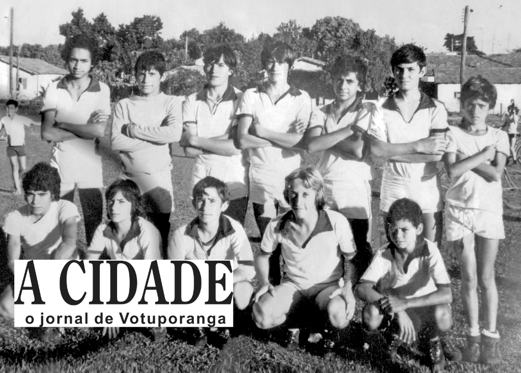 Este é o time Paulistinha da Vila América, fundado em 4 de outubro de 1975. A foto é de 1977, no campo da Vila América. Aparece em pé, a partir da esquerda: Luizinho, Zé Donda, Tito, Marcão, Divino, João Zuquechi e Mauro. Agachados: Mário, Maurício, Alemãozinho, Bissi e Carlinhos Figueiredo.