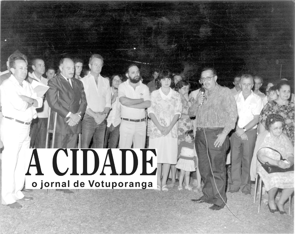 O saudoso Juvenal Domingos Martins Lopes, presidente do Sindicato Rural de Votuporanga, discursa numa cerimônia prestigiada pelas lideranças políticas dos anos 80. Da esquerda para a direita: Granada, o prefeito Mário Pozzobon, o engenheiro Jesus Silva Melo, Dr. Jerônimo Figueira da Costa Filho (na época diretor do ERG - Escritório Regional de Governo), Márcia Pozzobon Figueira, o orador, o então vice-prefeito Rames Cury e a senhora Maria Muro Pozzobon. 