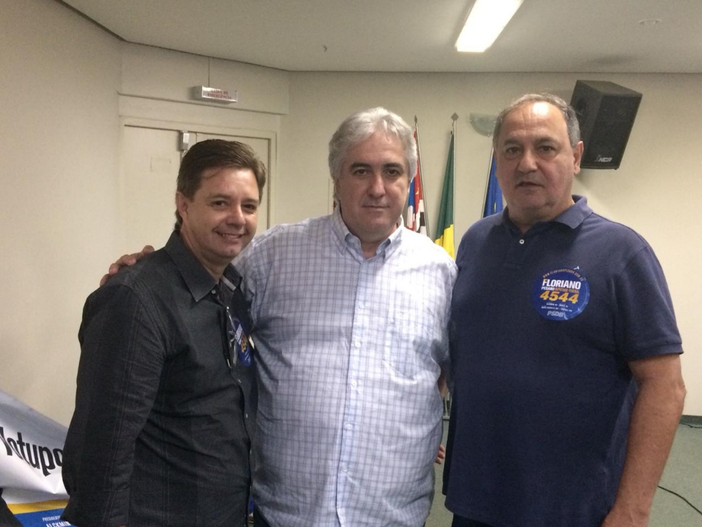 Comemorando um bom momento de grandes vitórias, o presidente do Conselho administrativo da Santa Casa, Adauto Mariola, o presidente da Fundação Educacional, Celso Penha Vasconcelos, e o ex-prefeito de Votuporanga dr. Atílio Pozzobon