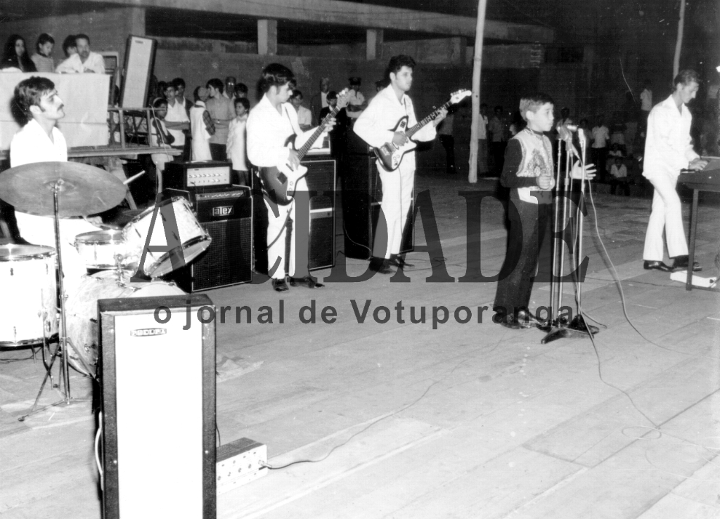 O conjunto “Blue Star”, do Adézio Bronhara, foi a sensação nos bailes dos anos 70. A foto foi feita na Concha Acústica e o conjunto acompanha os participantes do concurso “A Mais Bela Voz”, provomido pela Secretaria da Cultura (foto) foi o vencedor em 1971. Na bateria Carlito Carreteiro,no contrabaixo, o saudoso Amós e, no órgão eletrônico o Adésio Bronhara. Era o tempo dos bons festivais de música na Concha sempre lotada.

***Confira mais desta coluna em nossa edição impressa e online para assinantes.