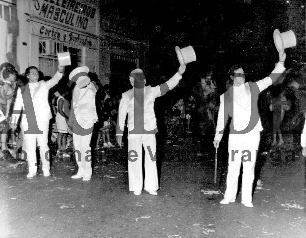 Recordando o grande Carnaval de Rua de Votuporanga, mostramos a “Ala de Frente“ da majestosa Escola de Samba “Mulata Dengosa“. A Comissão de Frente que tem a missão de apresentar a escola, naquele ano selecionou bons carnavalescos: José Manoel Serradilha, Antonio Carlos F. Silva (Jaburu - encoberto), o historiador Edward Coururipe Costa (Costinha) e Luiz Antonio Chiquetto.

***Confira mais desta coluna em nossa edição impressa e online para assinantes.