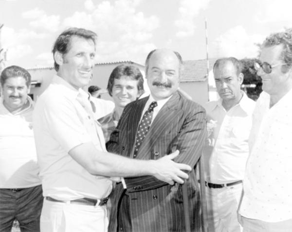 Quércia e Pozzobon - A foto é o registro da visita do então vice- governador de São Paulo Orestes Quércia à Votuporanga. O ano é 1983.Da esquerda para a direita: Mauro Gato (vereador de Américo de Campos),Quércia abraça o prefeito Mário Pozzobon, ao fundo o então prefeito de Américo de Campos Estevinho, Wilson Brasil e o professor Iris Barbieri, na época candidato a deputado estadual.