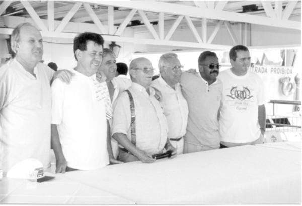 Dr. Alcides - Um encontro em Santa Fé do Sul homenageou ontem pelo transcurso do seu aniversário o decano dos jornalistas da nossa região: o dr. Alcides Silva, de O Jornal, de Santa Fé. Para recordar, levantamos em nossos arquivos uma foto dos anos 90 promovido por ele. A partir da esquerda: César Scandiuzzi ( jornal Cidadão de Fernandópolis), João Carlos Ferreira (A Cidade), ´Francisco Melfi (Jales), Alcides Silva (Santa Fé), o saudoso Nélson Camargo (Diário-Votuporanga), Deonel Rosa Júnior (Jornal de Jales) e Wanderley Garcia (Antena 1-Jales). 