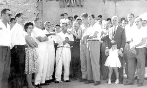 Inauguração da piscina - O saudoso Rachid Homsi fez o discurso oficial por ocasião da inauguração da piscina do Votuporanga Clube em 1965. A partir da esquerda identificamos: Adelino Coffers, senhora Eneide Costa Rodrigues, Dr. Valter Eleutério Rodrigues (presidente do clube), o jornalista Edward C. Costa,o orador, o juiz Paulo Emilio Andrade Vilhena,o radialista Caio Plínio (Rádio Clube), o prefeito Dalvo Guedes, o vereador Aziz José Abdo,João Doimo e Paulinho de Oliveira (Marabá), entre outros. 