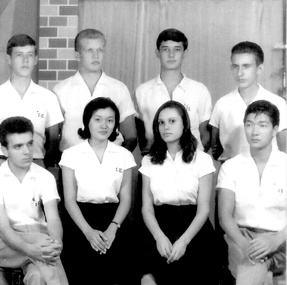 Esses são os alunos do terceiro científico do Instituto de Educação “Dr. José Manoel Lobo” de Votuporanga. O estabelecimento de ensino já funcionava no seu endereço atual na rua Amazonas. Antes era Ginásio Estadual cujo prédio foi cedido para a instalação da Faculdade de Ciências e Letras, hoje Centro Universitário (Unifev). Confira da esquerda para a direita, de pé: Haroldo, Mauro Marzochi, José Buck de Almeida Junior e Cavaleri. Agachados: Carretero, Setuko, Lourdes e Takeshi. A foto é do arquivo pessoal de Buck e nos foi remetida por Rames Cury.
