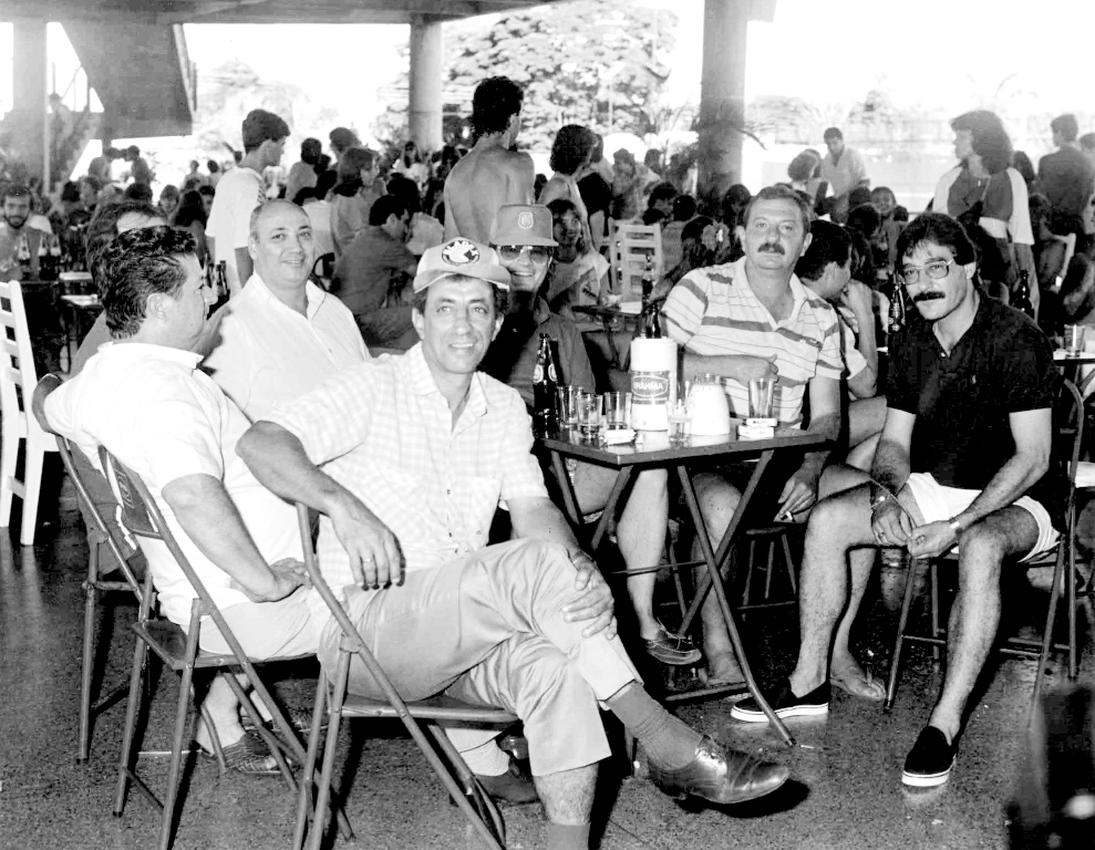 Em 1987, após cumprir todas as etapas preliminares e garantir para Votuporanga a construção de um grande Frigorífico para o abate de frango, o empresário Nasser Marão, reuniu os empreendedores e parceiros, e determinaram “mãos a obra” para a construção do Frigorífico Avícola Votuporanga (Frango Rico). Esta é a fotografia do exato momento em que foi decidida a construção das instalações às margens da rodovia Péricles Beline. Aparecem a partir da esquerda: Roberto Abraão David Sayeg, o engenheiro João Martins, José Carlos Alonso (Caco), o empresário Elder Henrique Galera, Egmar Marão Alfagalli, Carvalho (gerente do Banco do Brasil) e o saudoso empresário Nasser Marão. A foto é do arquivo pessoal de Édison Cóculo Martins (Baiano). 