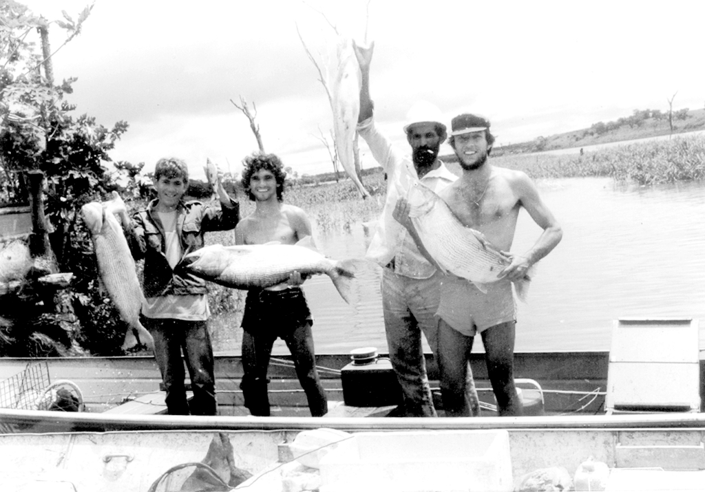 Marcos Paco, Bistrica, Agenor Tilapão e Alfredo Rodrigues Simões, companheiros de boas pescarias. Eles fisgaram esses belos exemplares de dourados que aparecerem nesta foto numa memorável pescaria no rio Grande, na altura da conhecida Água Vermelha. Segundo consta, a aventura deu-se no ano de 1987. Bons tempos de peixes.
