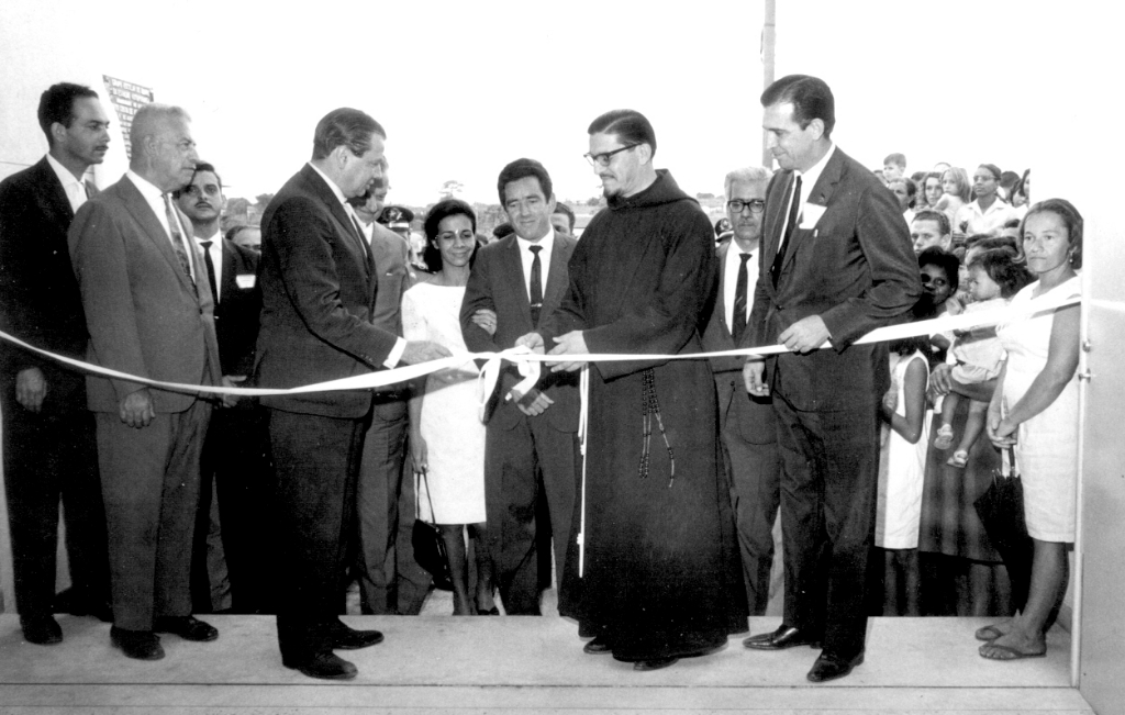 A foto é do dia 8 de agosto de 1967 e registra o corte da fita inaugural do Grupo Escolar do Bairro da Estação. Da esquerda para a direita: o professor Luiz Garcia De Haro, o delegado de Ensino Theodomiro Monteiro do Amaral, atrás o vereador Zezinho da Farmácia, ao centro o governador do Estado Abreu Sodré, Frei Sérgio Maria de Capivari, com o diretor da escola professor Valter Muller e sua esposa Lucilia, e na direita o prefeito Dalvo Guedes.