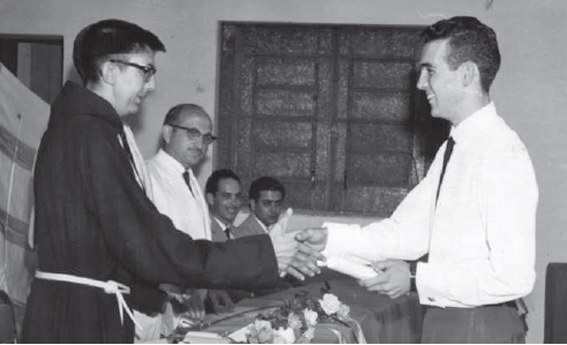 Cerimônia de Formatura – Entrega de Diploma aos Contabilistas
1962 – Ato solene de formatura com a entrega de diploma aos formandos do curso de contabilidade da Escola Técnica “Cruzeiro do Sul”. O ato deu-se no antigo prédio do Votuporanga Clube, que tornou-se a sede da Associação Comercial (rua Pernambuco esquina com a Mato Grosso). A partir da esquerda, Frei Arnaldo entregando o diploma para Edison Cócolo Martins; e na mesa principal aparecem Reginaldo Rossi (professor), Luiz Garcia De Haro (professor) e Salim Homsi.
