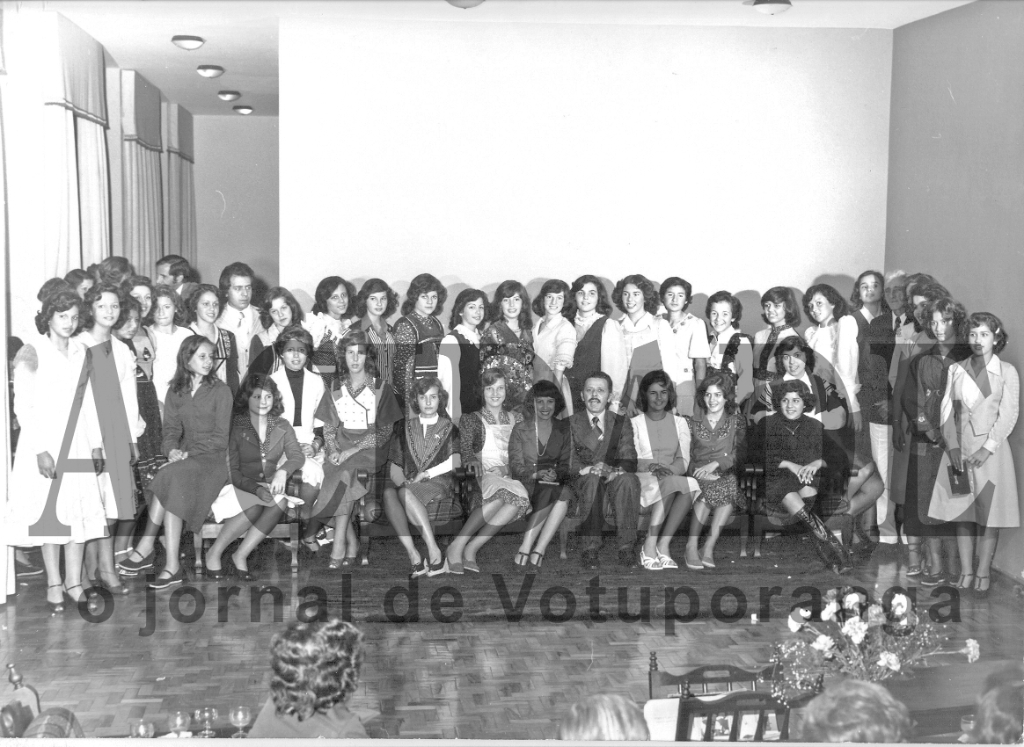 O maior evento social do ano: o Baile das Debutantes. O Votuporanga Clube importava decoradores famosos para a transformação da sede do clube. No palco, as maiores bandas do Brasil (geralmente, o baile era abrilhantado por duas bandas musicais). O traje longo era exigido para as mulheres e terno, obrigatório, para os homens. O branco era privativo das debutantes.Com dois meses de antecedência, a secretaria do clube já fazia reservas de mesas. O galã da novela das 8 era o convidado de honra para
paraninfar as debutantes. Votuporanga teve os seus maiores bailes nos anos 60 e 70. Esta foto que estamos com esta nota apresenta as debutantes de 1982. Uma das últimas promoções dessa magnitude

***Confira mais desta coluna em nossa edição impressa e online para assinantes.