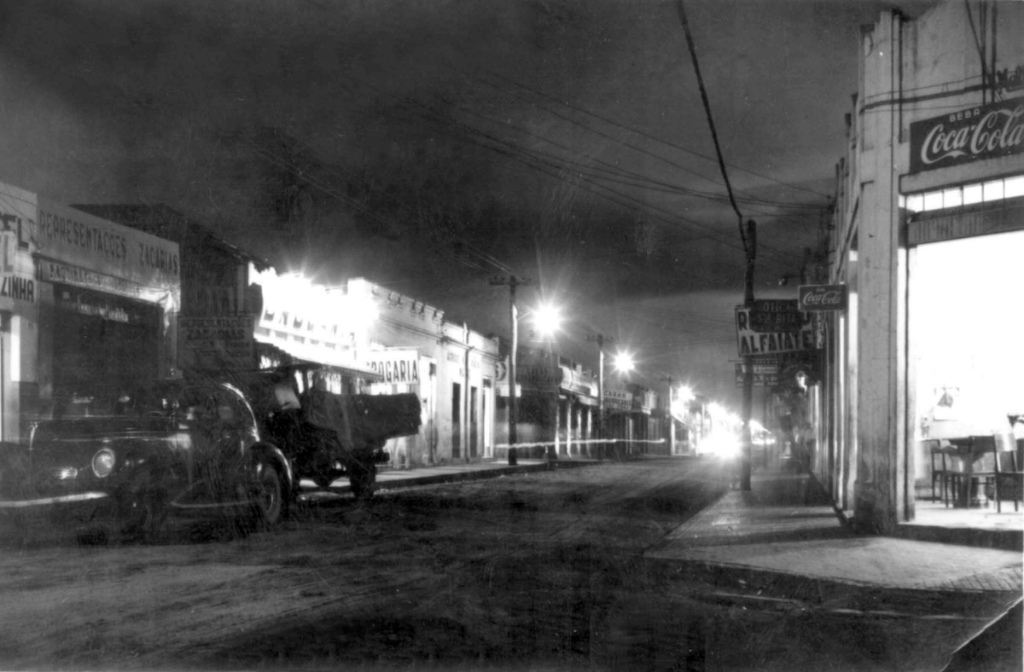 A rua Amazonas ainda de terra numa vista noturna a partir da Praça dos Expedicionários (Conhca Acústica). Na esquina o Bar do Nélson Maraldi com a placa da Coca-Cola. Este prédio mais tarde foi  Casas Jaraguá, depois a Ki-Delícia que deu lugar para a Casa Globo. Na esquerda da foto a Dorgaria da Valdevir de Oliveira Guena (irmão do primeiro médico da cidade Dr. Francisco Oliveira Guena). Nesse tempo, na esquina da Amazonas com a Santa Catarina havia também a Farmácia Popular...

***Confira mais desta coluna em nossa edição impressa e online para assinantes.
