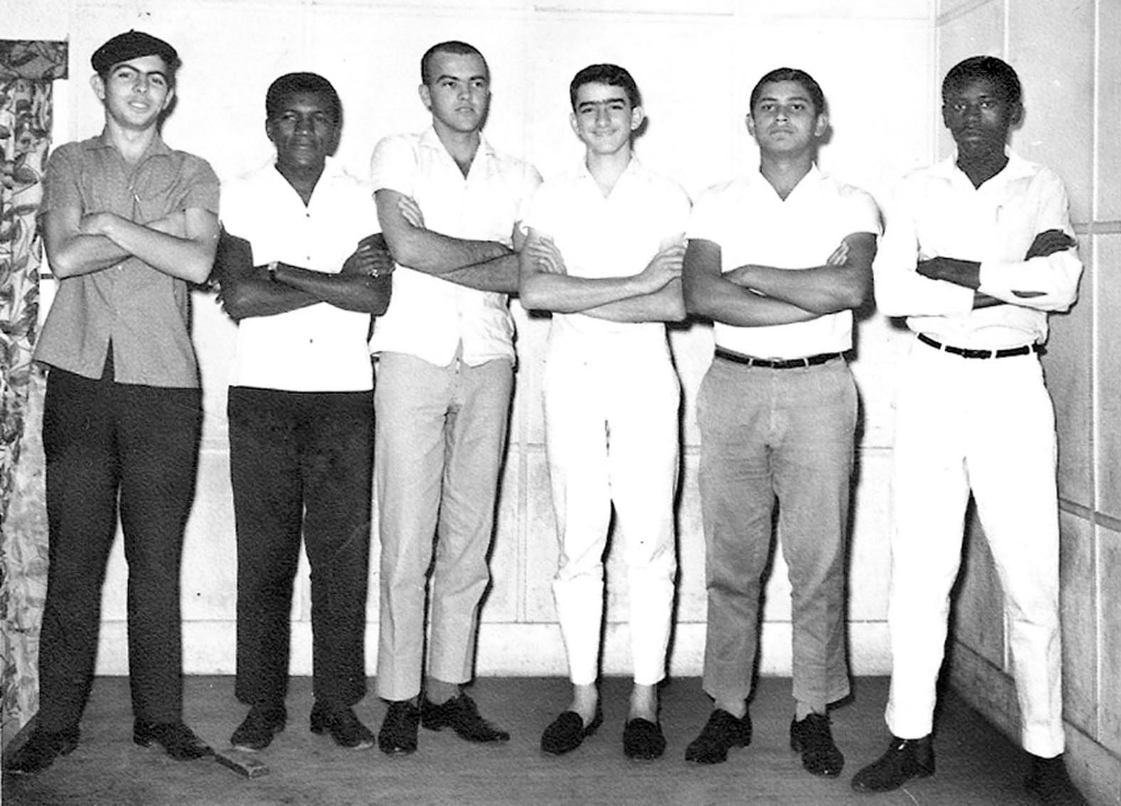 Esta foto é do arquivo pessoal do radialista Jonas Rosa e nos foi enviada por Rogério de Assis Cornachione e apresenta parte da equipe da Rádio Clube AM de Votuporanga no ano de 1964 - a famosa R-200. A partir da esquerda: Luiz Carlos Bordoni, Jonas Rosa, Francisco De Amo, Celso Fiorentino (aposentado do Banco do Brasil), Wanderley Menegueti e José Roberto (Pelé). Todos eles marcaram época no rádio votuporanguense.