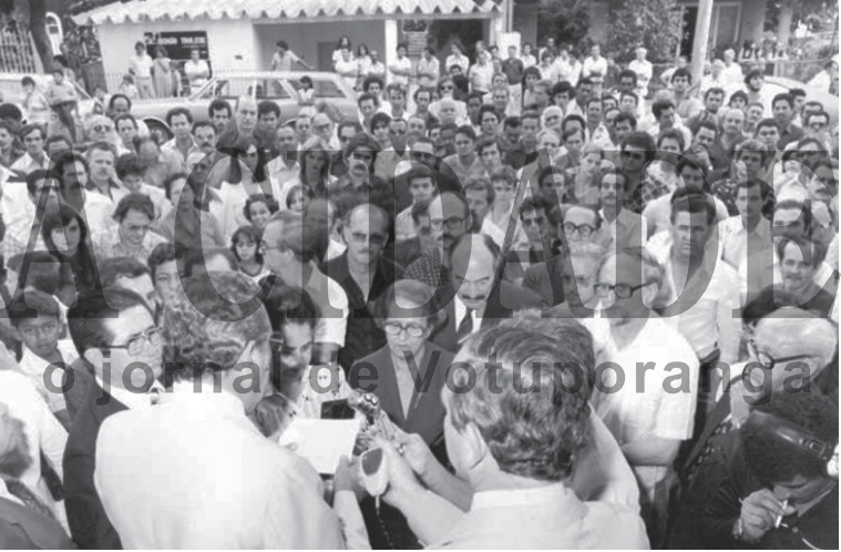 Uma bela fotografia do público que compareceu ao ato de inauguração do Edifício Julieta, um marco histórico para a era do crescimento vertical da cidade. O então prefeito João Antonio Nucci (que aparece de costas) faz o seu discurso tendo ao seu lado o vereador Joaquim Neves. Na frente dele, o dono do empreendimento Mário Pozzobon e lideranças políticas da época como o professor Ederval Gregório, José Nunes Pereira e o Dr. Joaquim Figueira da Costa. Na plateia, as personalidades conhecidas da época, onde quase todos são facilmente identificados. 

***Confira mais desta coluna em nossa edição impressa e online para assinantes.