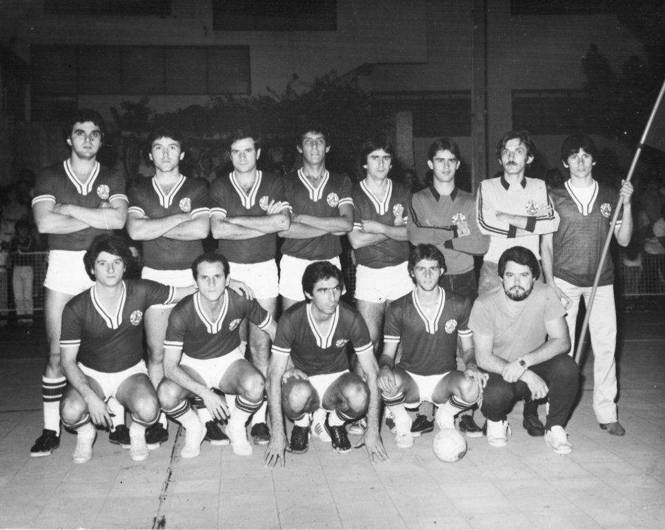 Recordando os bons tempos do concorrido Campeonato Bancário de Futsal na quadra do Votuclube. Este é o time do MERCAPAULO formado pelos funcionários da agência do Banco Mercantil. É o time campeão do V Campeonato do Votuclube. Veja quem são os jogadores, conferindo a partir da esquerda: De pé, Pechoto, Cidão, Tambor, Carlão e Muller, Betinho, Osmar e Jair. Agachados: Jair II, Barriga, Sérgião, Valtinho e Manzato.
