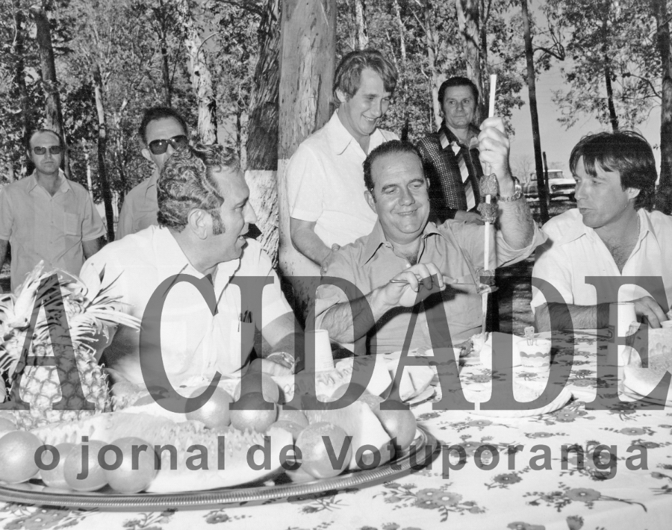 O governador de SP, Paulo Egydio Martins, em 1976, tirava carne do espeto, durante a churrascada promovida em sua homenagem no Horto Florestal. Naquele dia, ele foi agraciado com o título de Cidadão Votuporanguense. Na foto o governador aparece entre o prefeito João Antonio Nucci e o então deputado estadual de Votuporanga Áureo Ferreira. Atrás dele, o então vereador Urbano Doimo ao lado de Augusto Alves Pereira (Gustinho da Polícia) e Carlos Márcio de Castro Junqueira. A mesa estava decorada com frutas tropicais.

***Confira mais desta coluna em nossa edição impressa e online para assinantes.