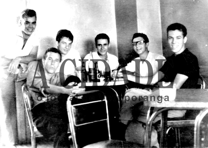Não havia quem não frequentasse o Bar do Shinohara em Votuporanga nos anos 60. O estabelecimento era na rua Amazonas, nas proximidades do cinema. Foi numa mesa do bar que saiu esta foto em 1964. A partir da esquerda: Ivo Gianézi, Moacir Padovez, Gilberto Vilalva, Ormezindo Olgado, Paulino Mateus Olgado e Nestor Guarnieri (Gurrole). 

***Confira mais desta coluna em nossa edição impressa e online para assinantes.