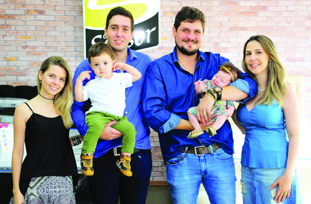Os sócios proprietários da Colchões Mais, loja 2, Flávio Júnior e Eduardo, junto de sua família na reinauguração da loja