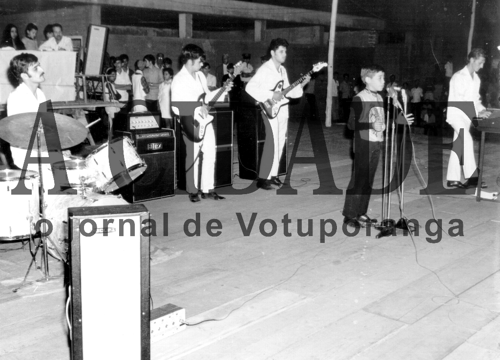 O conjunto “Blue Star”, do nos bailes dos anos 70. A foto foi feita na Concha Acústica e o conjunto acompanha os participantes do concurso “A Mais Bela Voz”, promovido pela Secretaria da Cultura do município. O cantor Wainer (foto) foi o vencedor em 1971. Na bateria Carlito Carreteiro, no contrabaixo, o saudoso Amós e, no órgão eletrônico o Adésio Bronhara. Era o tempo dos bons festivais de música na Concha sempre lotada. 